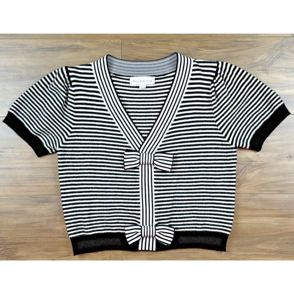 Threaded Leaf Striped Black/White Knit V-Neckline Short Sleeve Women’s Top Sz L